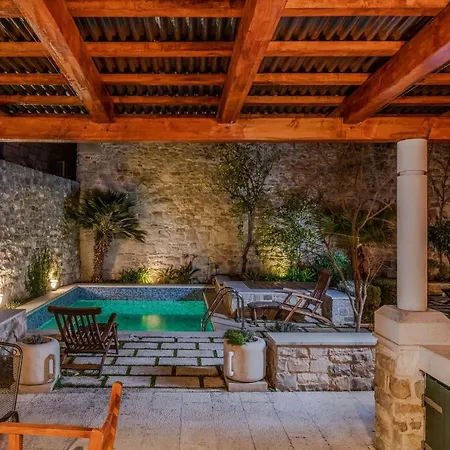بيت للعطل Villa-varos-palm-garden *