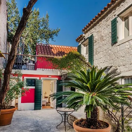 Villa-varos-palm-garden