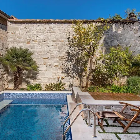 Villa-varos-palm-garden Holiday home *