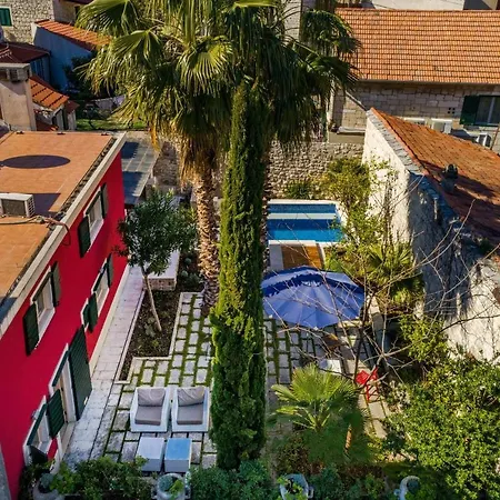 Villa-varos-palm-garden Holiday home *